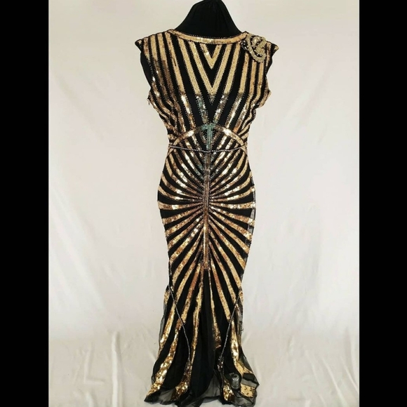 DECO DIVA-Art Deco-inspired beaded gown with detachable faux fur stole and appli - Picture 2 of 10